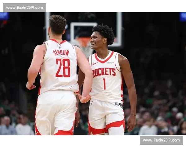 全球篮球赛事最新动态 NBA季后赛激烈竞争球员表现亮点回顾